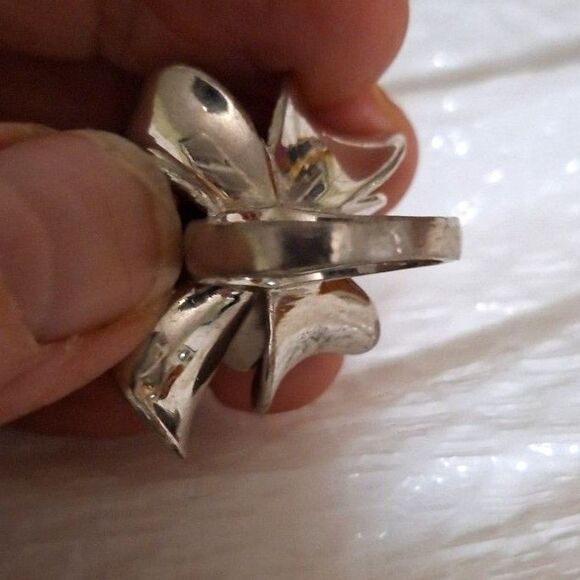 A Women's Premier Designs Silver Tone Floral Ring Elegant High Relief Rhinestone - Picture 6 of 6